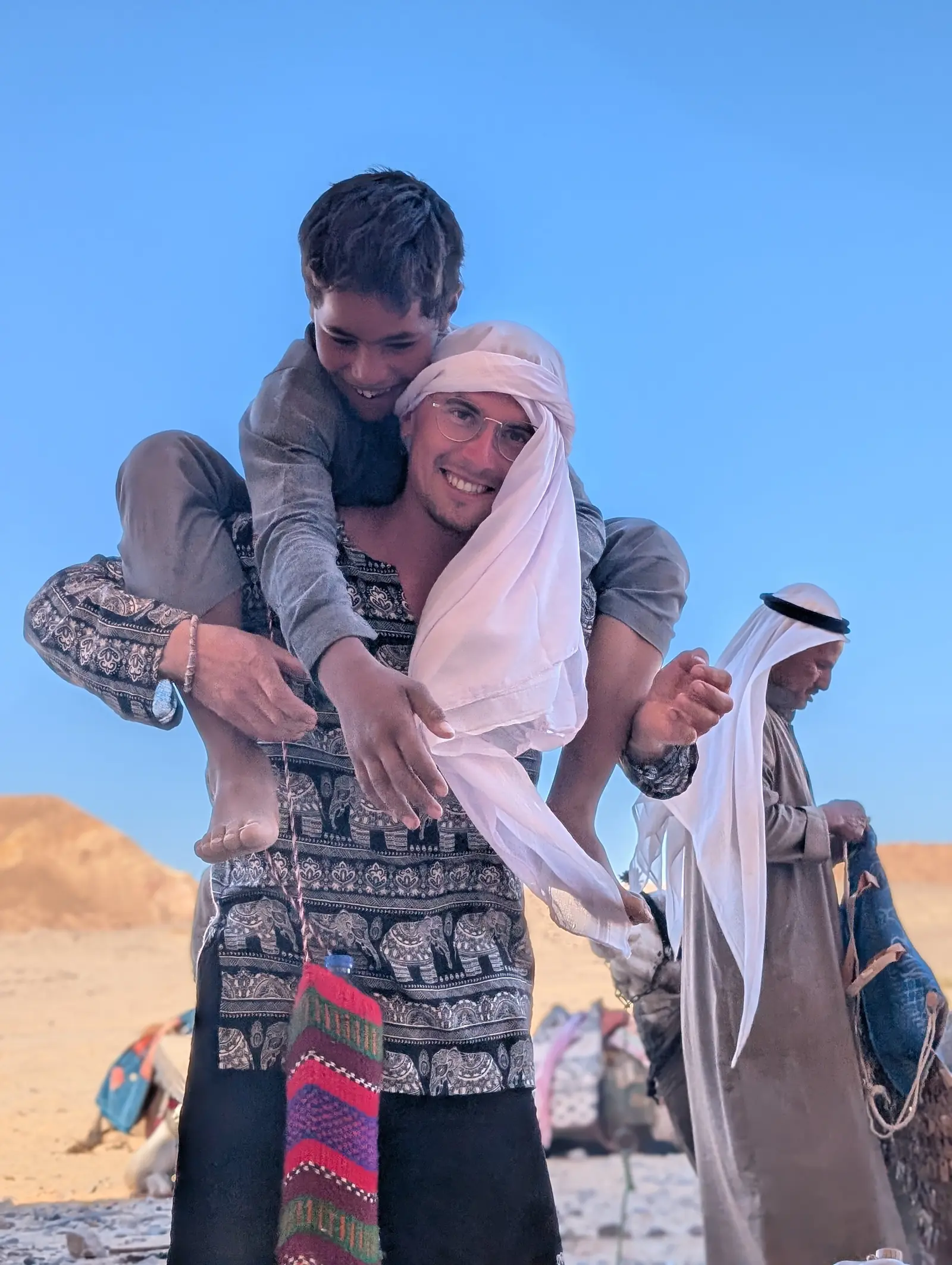Begegnung in der Wüste — ein Kind sitzt auf den Schultern in der weiten Landschaft des Süd-Sinai