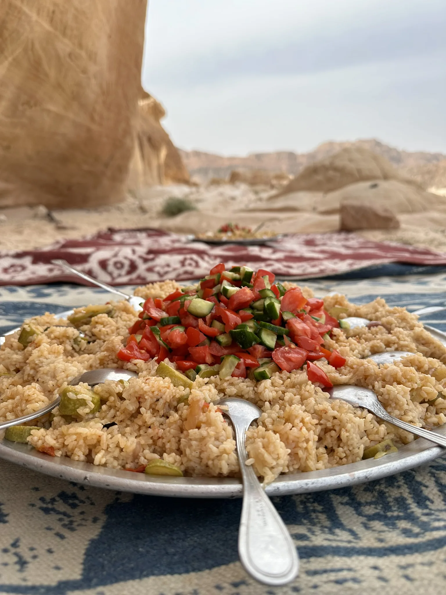 Couscous-Schale auf einem traditionellen Beduinen-Teppich in der Wüste des Süd-Sinai
