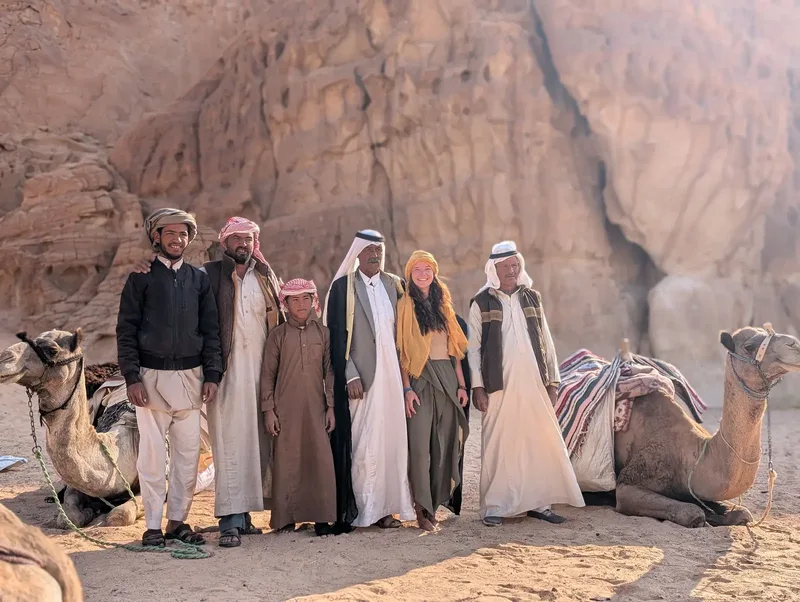 Sliman und seine Familie mit Kamelen in der Wüste Sinai
