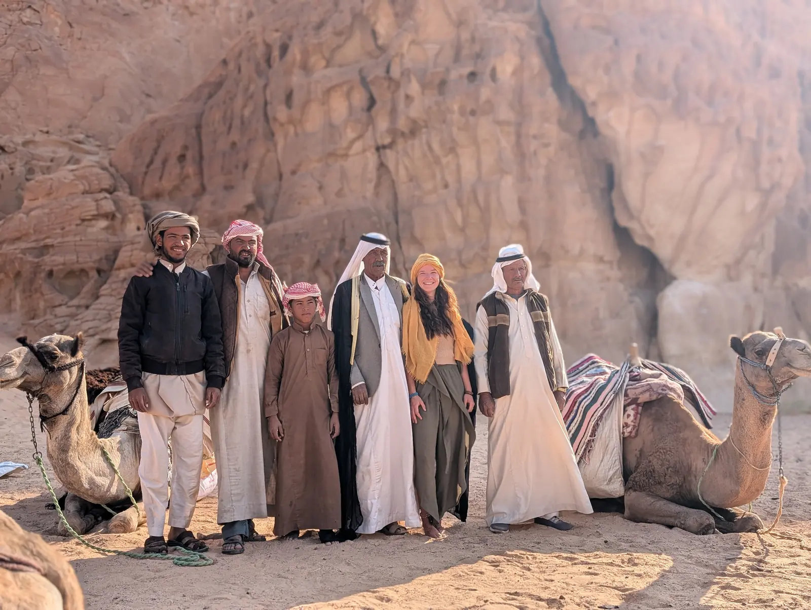 Elena mit Slimans Familie und Kamelen in der Wüste Sinai