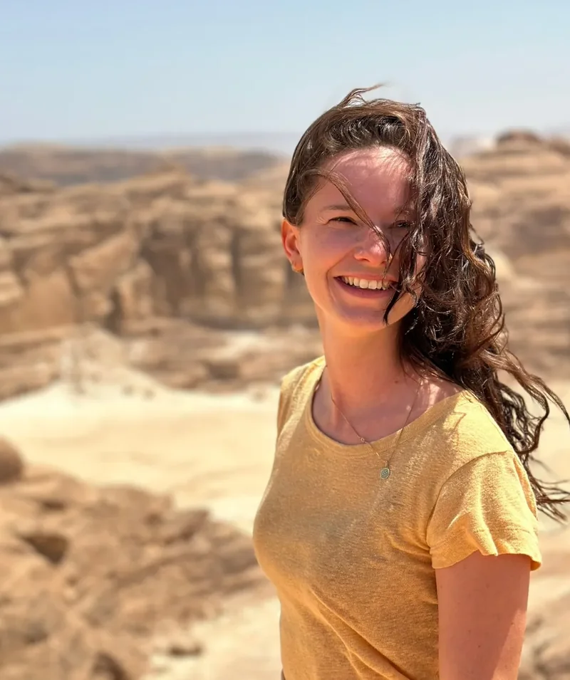 Elena Steinmann — lacht in der Wüste des Süd-Sinai, Haare im Wind