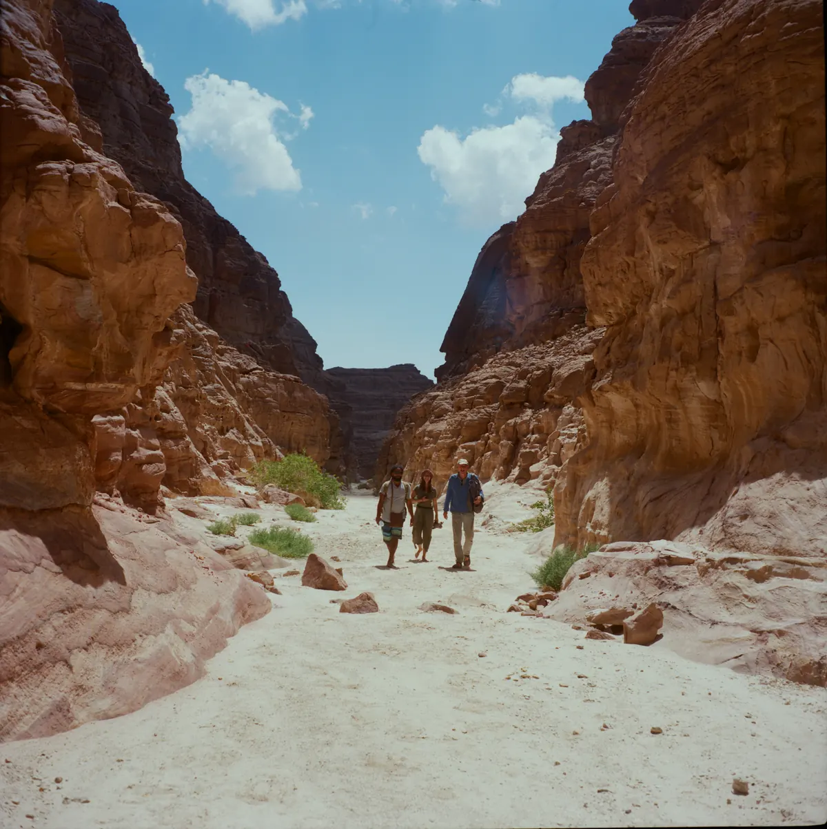 Gruppe klettert durch eine schmale Felspassage im Canyon des Süd-Sinai