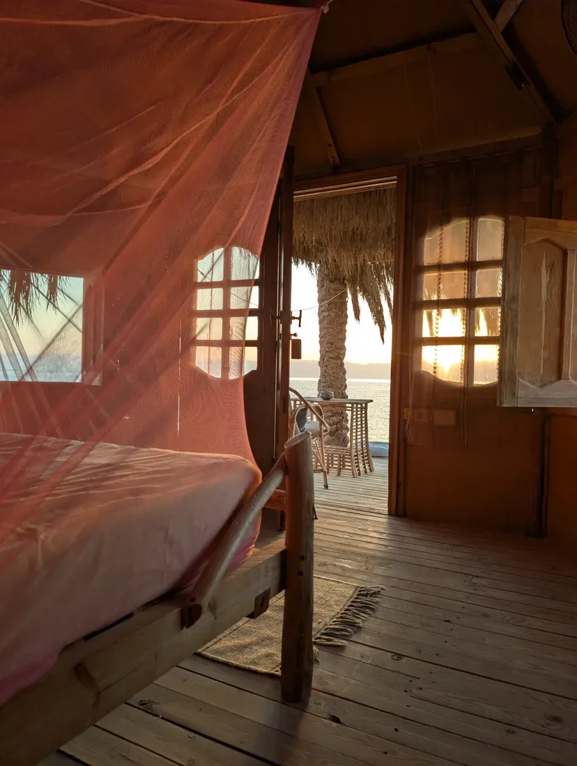 Blick aus dem Bungalow des RockSea Camps auf das Rote Meer beim Sonnenuntergang