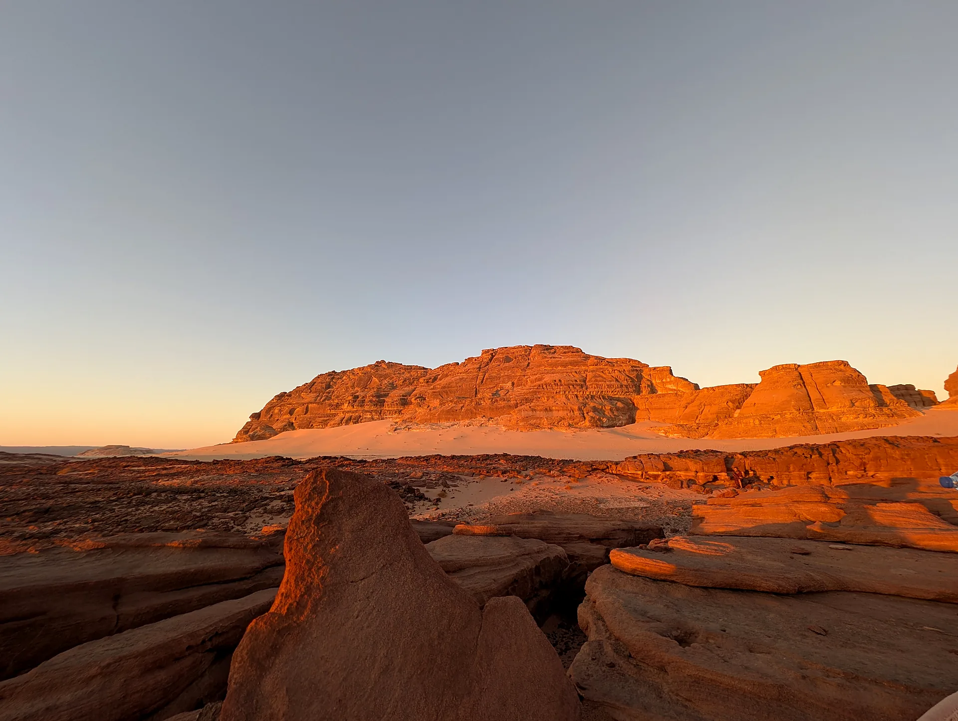 Goldener Sonnenuntergang über mächtigen Sandsteinfelsen in der Wüste des Süd-Sinai — Wanderreise mit Elena Steinmann und Swualim