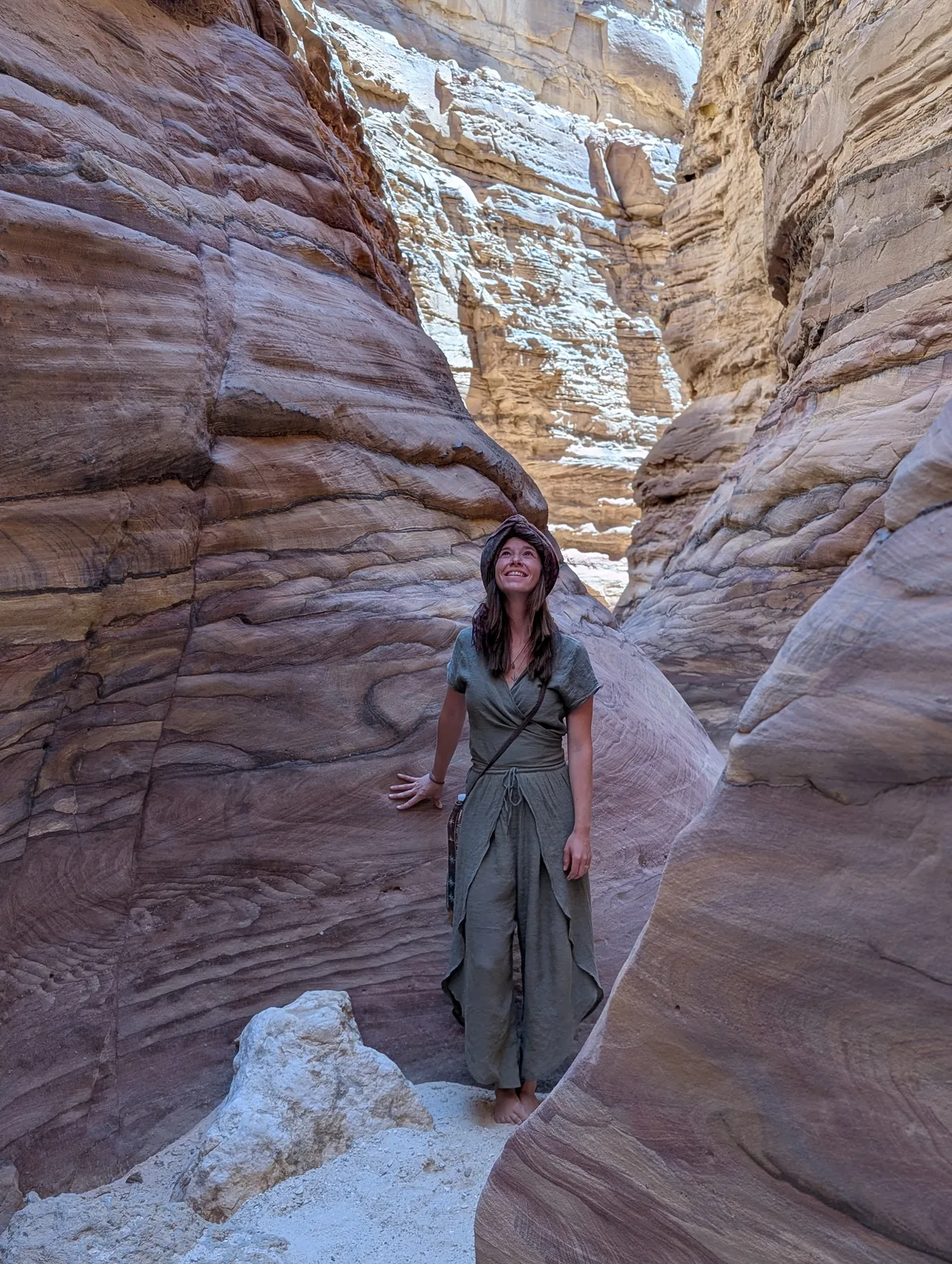 Elena Steinmann lacht in den weißen Felsformationen des Sinai-Canyons