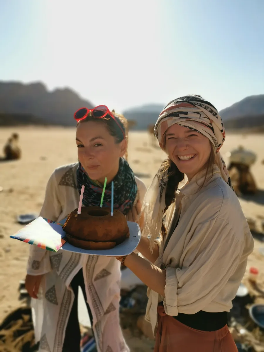 Elena Steinmann und Teilnehmerin feiern Geburtstag in der Wüste Sinai – echte Begegnung, echte Momente