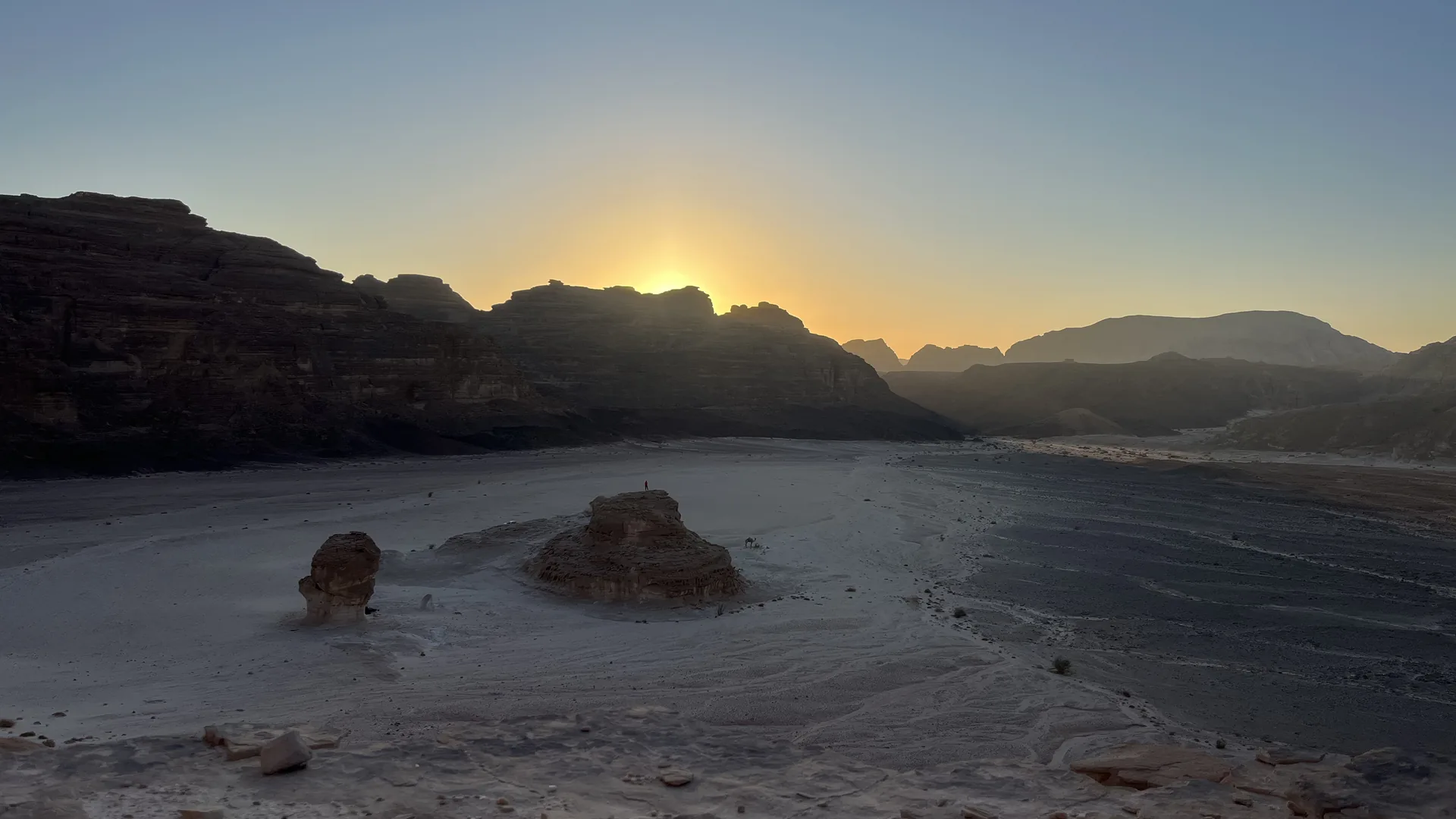 Elena Steinmann mit Teilnehmerin in der Wüste Sinai – gemeinsam in der Natur